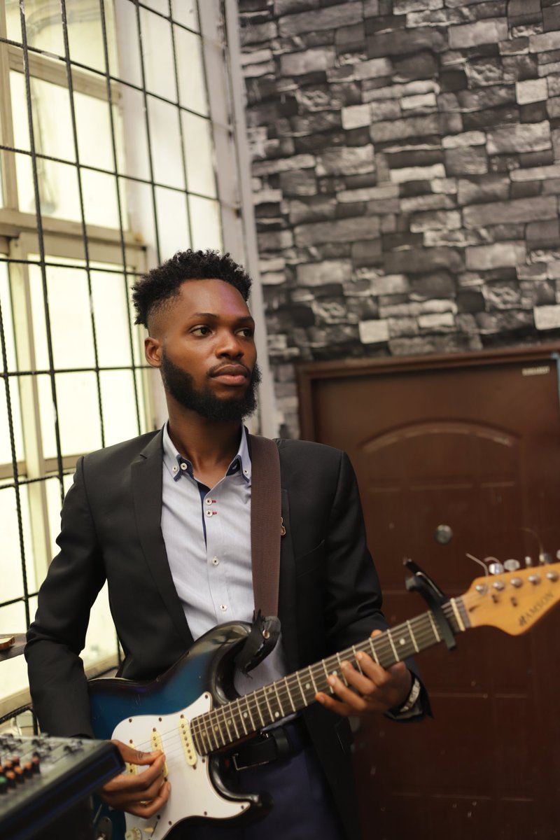 okerecaleb1's tweet image. What i do when I am not designing😎🤗🎸🎸🎸 #bbnaija2024 #sundayvibes #Jerryeze #CHEMCI