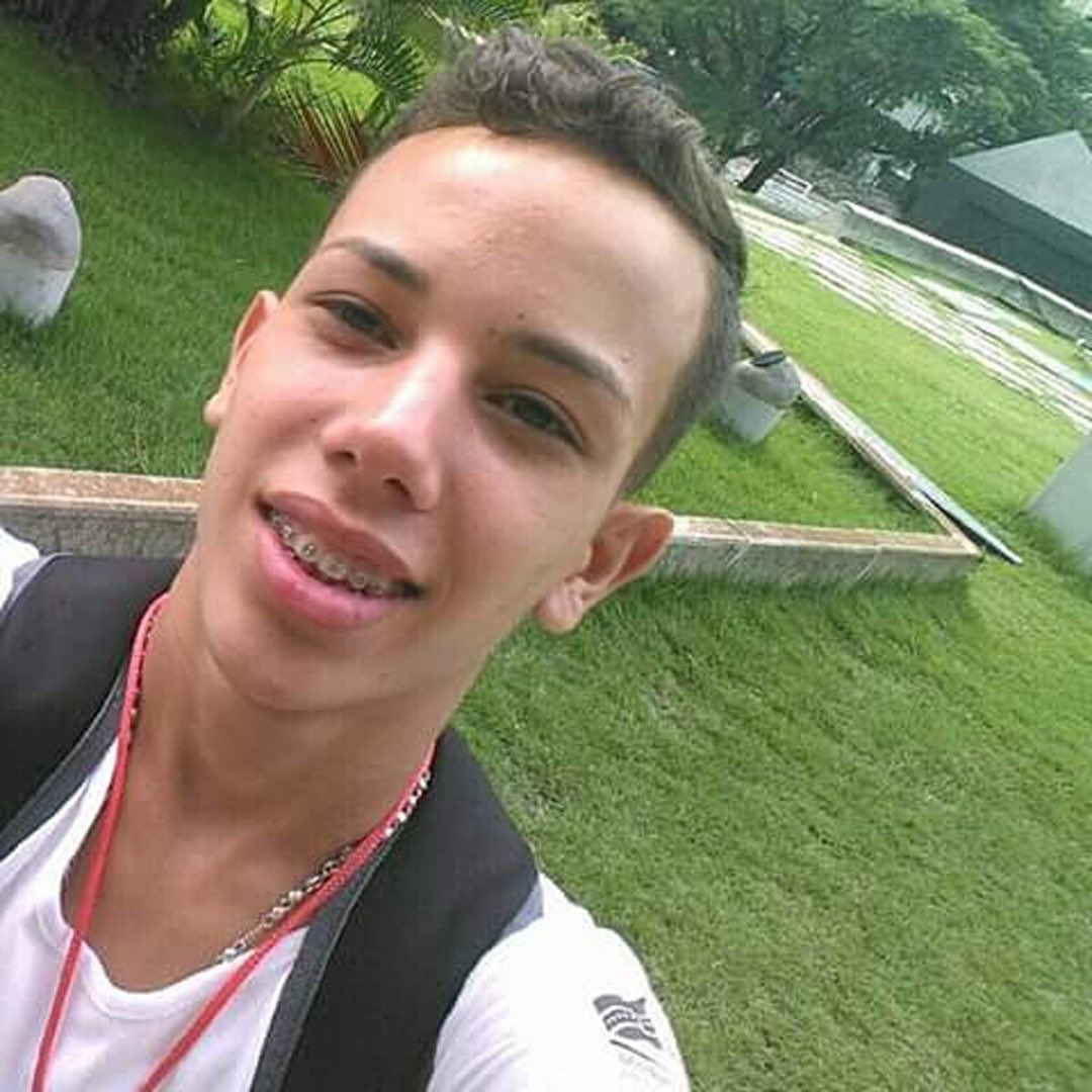 PROHIBIDO OLVIDAR | El es Neomar Alejandro Lander Armas (17 de octubre de 1999 - 7 de junio de 2017) fue un joven libertario y defensor implacable de nuestra futuro en Venezuela, fue asesinado por manos de la dictadura de Maduro durante las protestas del año 2017. Su lema “LA