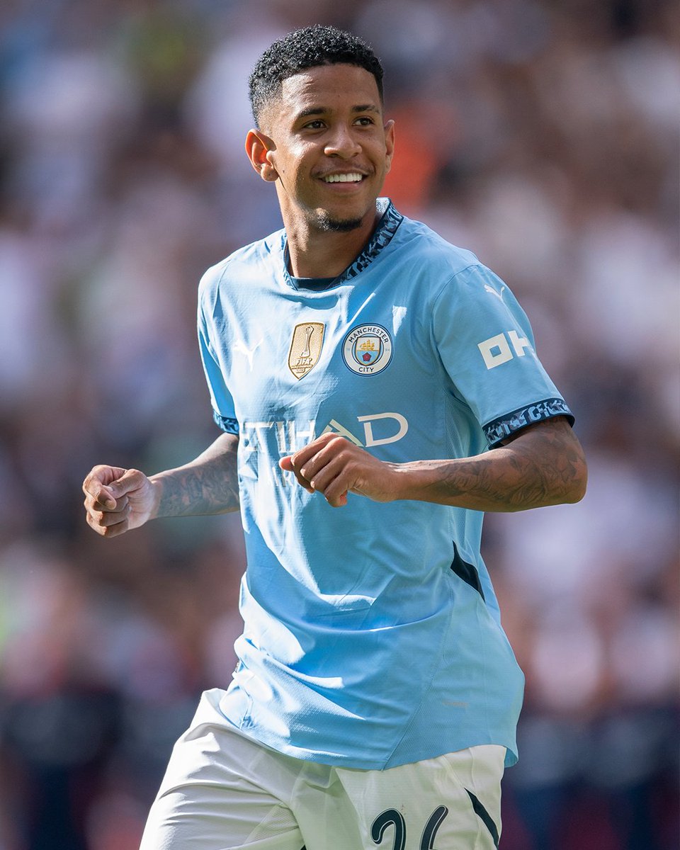 OficialSala12's tweet photo. Savinho foi o jogador com mais chances criadas (3), dribles certos (3) e duelos vencidos (5) no 1° tempo do jogo de hoje.

Hoje foi sua estreia na Premier League! https://t.co/Bk9lLqA3Y0