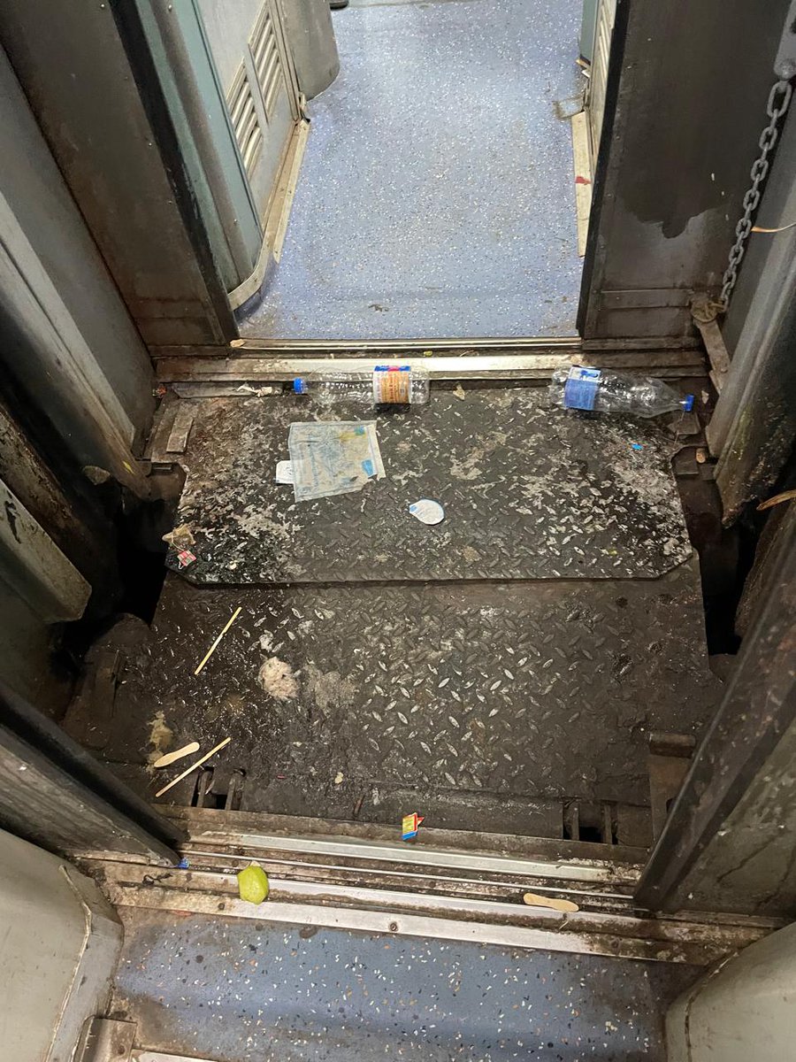 bipin5860's tweet photo. Real condition of cleanliness in 2nd AC of duranto express .
cockroaches are our travel partner. 
Thanks to Indian railway.
its really disgusting.
Train 12285,coach A1,pnr - 4266005174 
@DRMnagpur @RailMinIndia https://t.co/uoRqqnQzPy