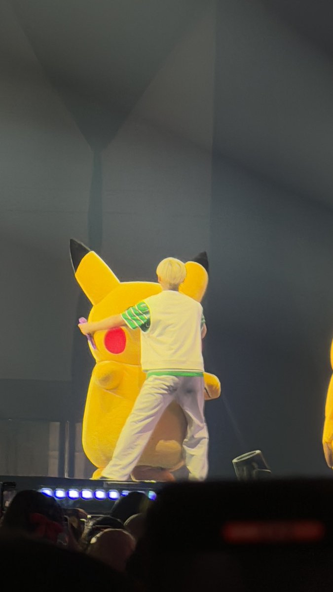 fqiryw's tweet photo. sunoo and his pikachu 💛 #FATEPLUS_IN_JAKARTA_DAY2 https://t.co/UfCFMdP04E
