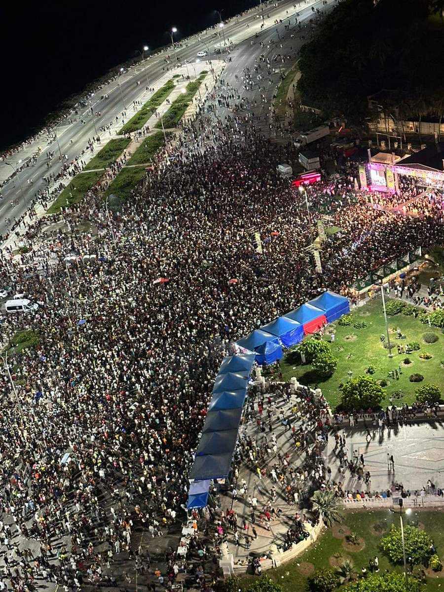 Así estaba anoche La Piragua, en el Vedado habanero. iGozadera grande! Porque, a pesar de los problemas, no nos pueden bloquear la alegría. #Cuba #MejorSinBloqueo #CDRCuba