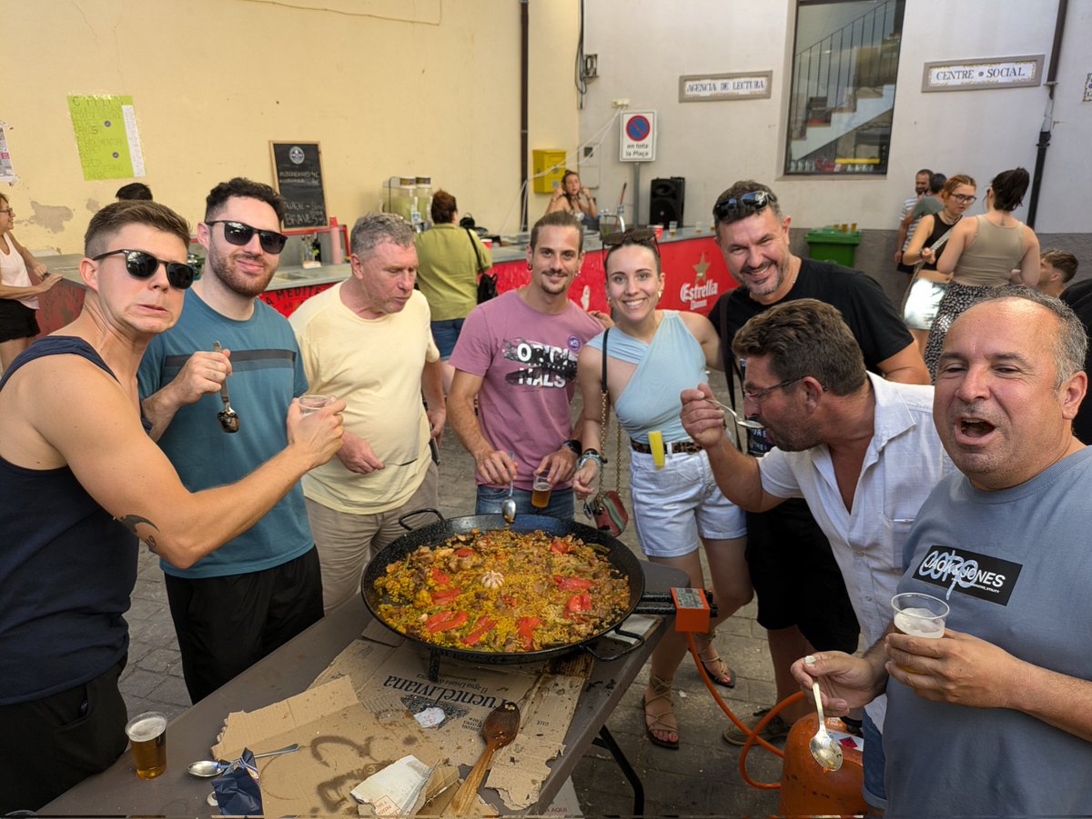desficacis's tweet photo. Vida de poble, d'ací no em mou ningú.
#PaellaCompartida
#AcíTotÉsDeTots https://t.co/6KpkBxQEMp