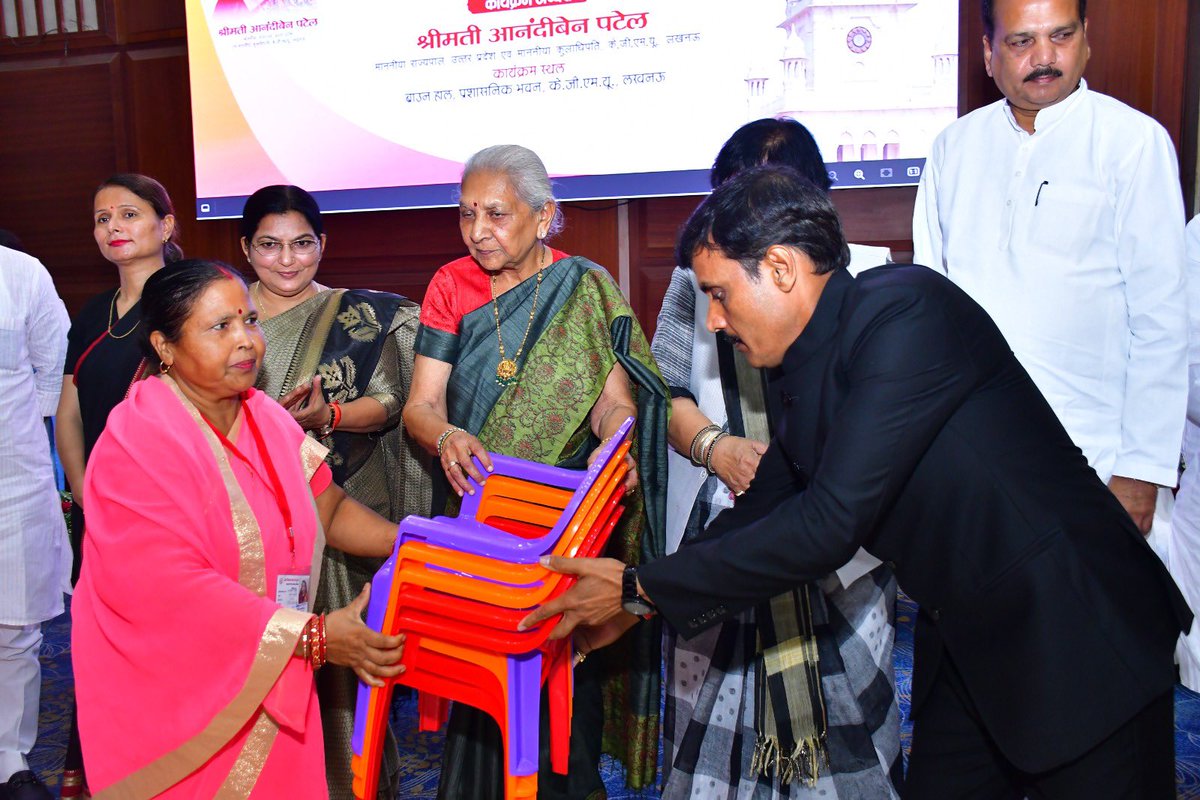 manojkr535's tweet photo. Hon.Governor ma’am U.P. distributed 200 pre school kits to Aanganwadi,Nutrition baskets to malnourished childs and other AWC kids who presented pre school rhymes,stories etc before ma’am.Event was organised in KGMU LKO .Hon.Ministers,MLA,MLC,VC ,DM,CDO were also present. https://t.co/j8IlezgPvP