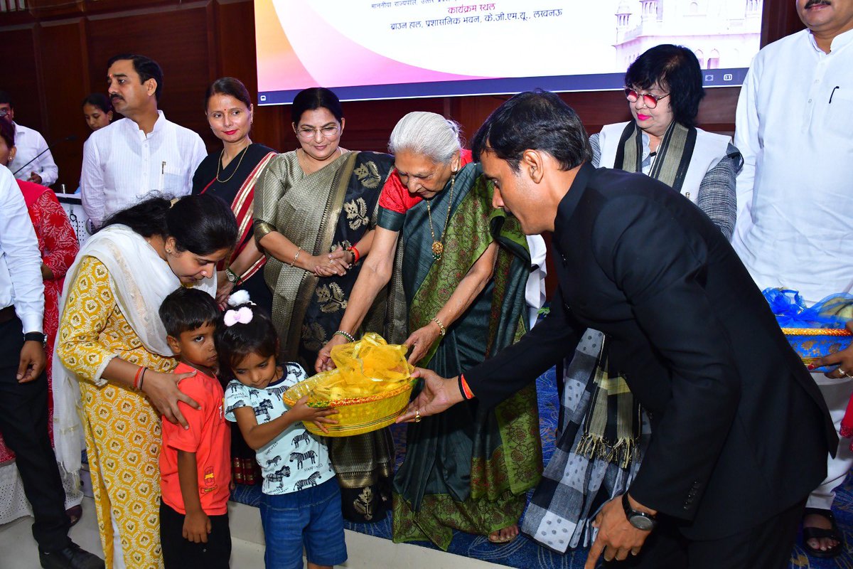 manojkr535's tweet photo. Hon.Governor ma’am U.P. distributed 200 pre school kits to Aanganwadi,Nutrition baskets to malnourished childs and other AWC kids who presented pre school rhymes,stories etc before ma’am.Event was organised in KGMU LKO .Hon.Ministers,MLA,MLC,VC ,DM,CDO were also present. https://t.co/j8IlezgPvP