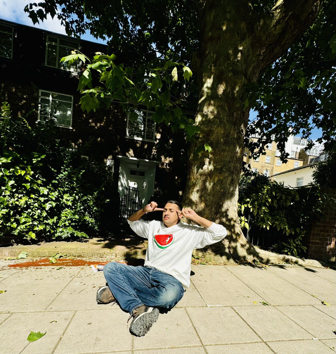 KwtRefugee's tweet photo. 🚨Breaking: Targeting the home of former Ruler Saad Al-Abdullah in London

🩸Red paint in commemoration of the blood of the martyrs Bedoons as a Result of The genocide committed by the Al-Sabah regime

📢 oppositionist @SalmanAl_Khald1:
"Either Mishal FALLS, or we burn the WORLD" https://t.co/Ddu2MSTxDK