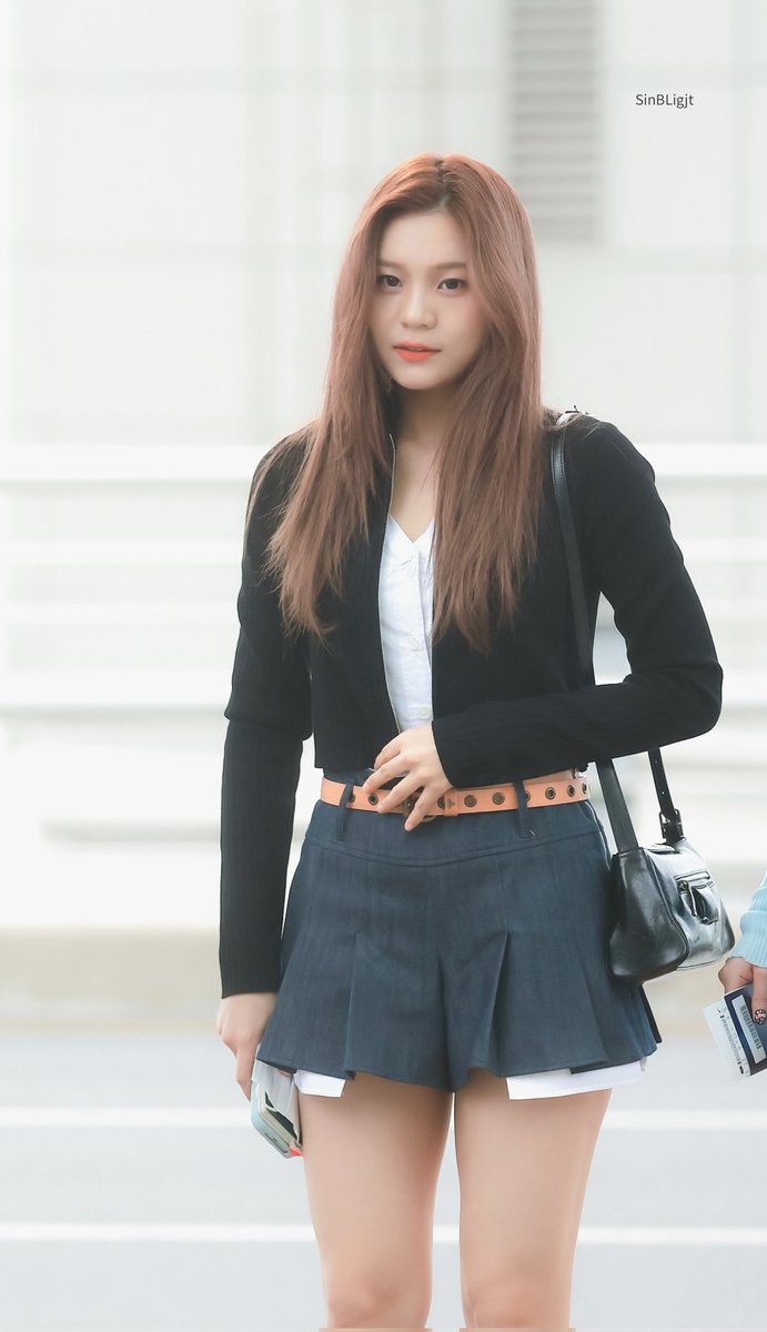 예워니 생일축하해❣️❣️
오늘도 행복하자🩷

#8월의_탄생화는_예자매
#엄지  #UMJI