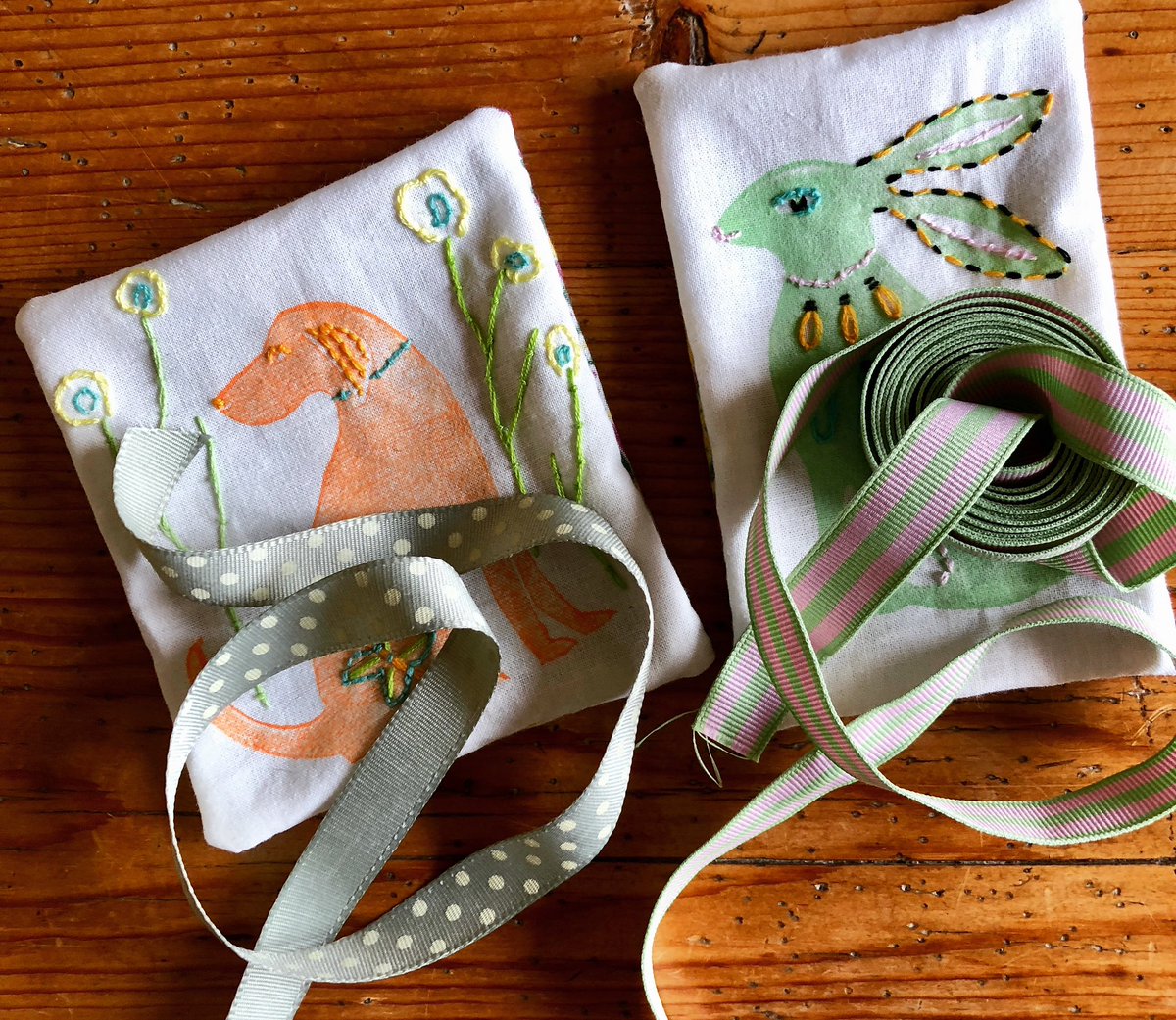LizWellbyArt's tweet image. As I’m officially on holiday there’s no big creative stuff allowed, so I’m enjoying a spot of embroidery. Can’t decide if these lavender bags need hangers - these ribbons are very tempting. #onholiday #handstitching #madebyhand #lavendarbags @PDArtisans #SummerVibes #havingfun