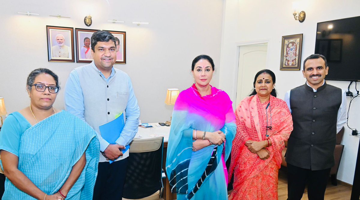आज जयपुर में यूनिसेफ के प्रतिनिधिमंडल ने सौजन्य भेंट की और उनके द्वारा राज्य में किये जा रहे कार्यों की जानकारी दी। 

इस दौरान बाल स्वास्थ्य एवं पोषण और आँगनवाड़ी केंद्रों पर जल एवं स्वच्छता पर विस्तार से चर्चा हुई।

प्रतिनिधिमंडल में यूनीसेफ राजस्थान के कार्यालय प्रमुख श्री रूषभ