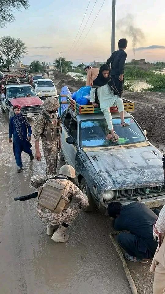kakarss1234's tweet photo. ٹانک میں مقامی کمانڈنگ آفیسر نے سیلاب سے متاثرہ علاقوں کا دورہ کیا ۔ متاثرین کو بروقت امدادی سرگرمیاں اور بحالی کے لیے ہر ممکن اقدامات کی یقین دہانی کی۔ روڈ بحالی اور چینلائزیشن کے لیے موقع پر بحالی کام شروع کروائی 
#ٹانک
#pakarmylover
#Abiya #pakistanzindebad https://t.co/5tsri0G2T3