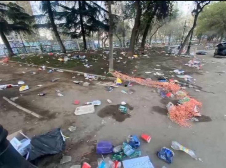 DanieloVenom's tweet photo. Que alguien le diga a la Rubilar y al Paco desbordes que vengan a ayudar a limpiar la suciedad que dejaron sus amigos en el parque Almagro. https://t.co/8SoEvTju0j
