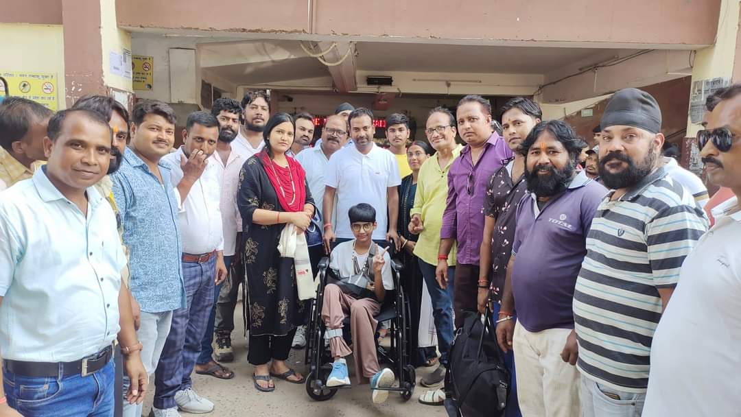 shalinigupta001's tweet photo. मैं मेरी बेटी के साथ आज जब पूरे देढ़ महीनें पर कोडरमा वापस लौटीं, तो आप सभी के स्नेह और आशीर्वाद से मेरी झोली भर गई।

आप सभी का हृदय की गहराइयों से आभार।।🙏🙏
#Back2Koderma 

कभी सोचा न था कि इतने दिनों के लिए अपनी कर्मभूमि को छोड़ जाना पड़ेगा पर इस विपत्ति में मेरे कोडरमा परिवा। https://t.co/26kBF36OwR