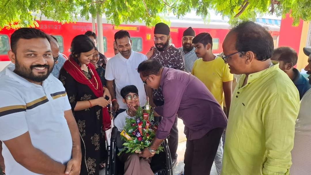 shalinigupta001's tweet photo. मैं मेरी बेटी के साथ आज जब पूरे देढ़ महीनें पर कोडरमा वापस लौटीं, तो आप सभी के स्नेह और आशीर्वाद से मेरी झोली भर गई।

आप सभी का हृदय की गहराइयों से आभार।।🙏🙏
#Back2Koderma 

कभी सोचा न था कि इतने दिनों के लिए अपनी कर्मभूमि को छोड़ जाना पड़ेगा पर इस विपत्ति में मेरे कोडरमा परिवा। https://t.co/26kBF36OwR
