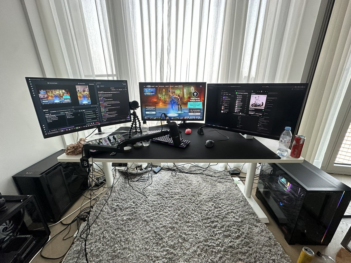 Mongraal's tweet photo. rate my setup 🐵🐵 https://t.co/lTzHnM6iuQ