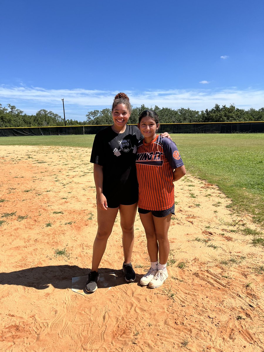 AnnaliseGo2028's tweet photo. Thank you to @22_binford for some new throwing drills yesterday! Had a blast and hope we can work together in the future! https://t.co/eMMog5zJnl
