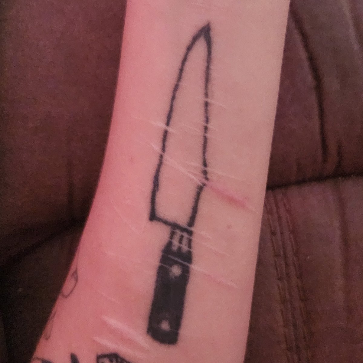 dizzyncold's tweet photo. it's soooo funny that the steak knife tattoo I got to represent a poem I wrote about sh and to keep myself clean is now fucked up with scars 😐 so funny https://t.co/kVhFvKY5sQ
