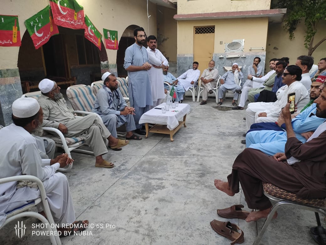 GulGeeOfficial's tweet photo. رکنِ صوبائی اسمبلی و صدر پی ٹی آئی نوشہرہ میاں محمد عمر کاکاخیل @Umerrmian نے ڈھیری کٹی خیل میں پارٹی کارکنان سے ملاقات کی اور علاقے کے مسائل اور ترقیاتی منصوبوں کے حوالے سے تفصیلی گفتگو کی.
#KPUpdates https://t.co/iGOF4sR7cH