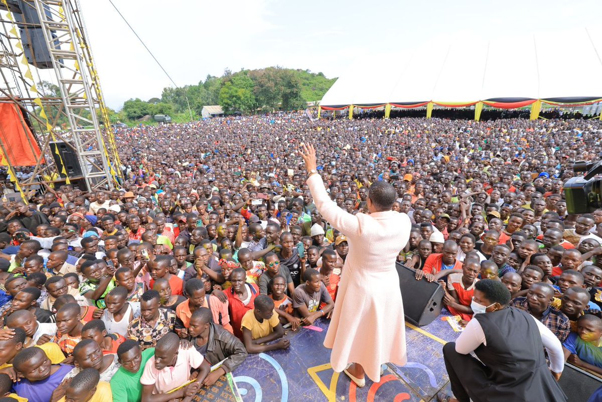 AnitahAmong's tweet photo. We wrapped up the day with an enjoyable interaction with the community at Kongunga Primary School in Kachumbala County. During the event, H.E. @KagutaMuseveni continued to emphasize the importance of wealth creation. Our objective is to empower the people and encourage them to participate in the formal economy. We aim for Bukedea to become a model district in the country.