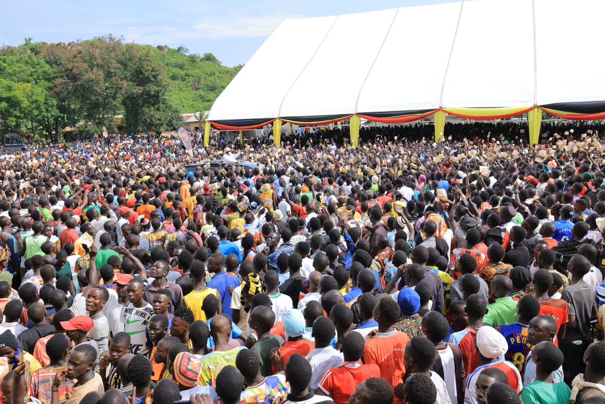 AnitahAmong's tweet photo. We wrapped up the day with an enjoyable interaction with the community at Kongunga Primary School in Kachumbala County. During the event, H.E. @KagutaMuseveni continued to emphasize the importance of wealth creation. Our objective is to empower the people and encourage them to participate in the formal economy. We aim for Bukedea to become a model district in the country.