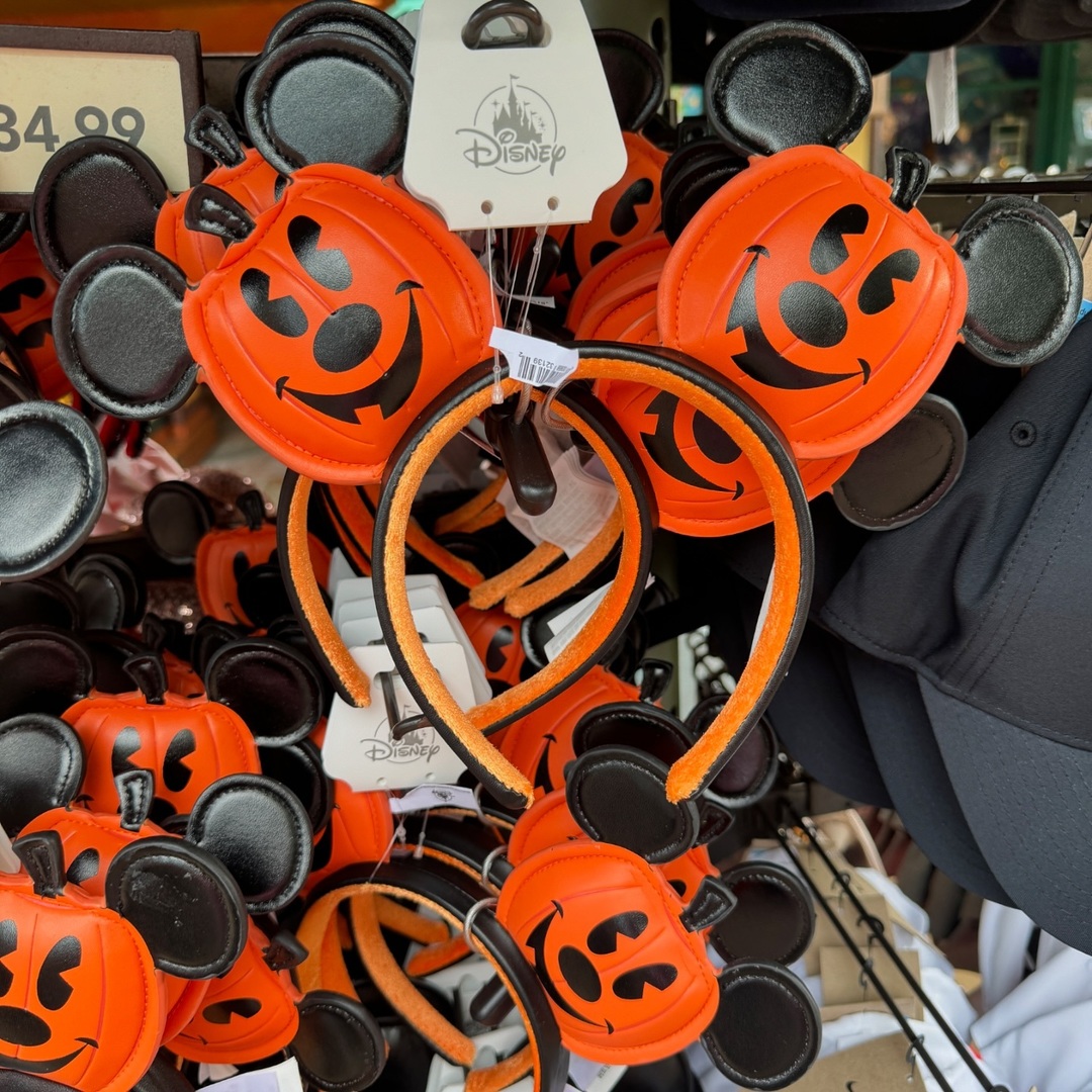 MousePlanet's tweet photo. Less than 75 days until Halloween 2024. Lots of ways to celebrate around Disney Parks. Mickey Pumpkin Headbands aplenty. 

#halloween #disneyshopping #mickeymouse #headband #disneyheadband #pumpkinmickey #WaltDisneyWorld https://t.co/4rZQO7Bl4e https://t.co/Ani7uLfPS8