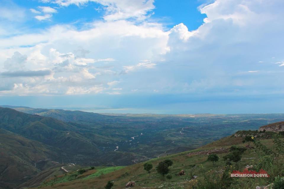 Yon ti kout pye nan Fò Drouet

Anwo Délices, 1200 mèt pi wo nivo lanmè a, ki se senkyèm seksyon kominal Arcahaie, se la a Fò Drouet chita nan mitan « chaîne des Matheux ». Kote fò a chita a, l ap domine yon pati nan Artibonite la e gòlf la Gonave la. 

Se 31 dawou 1791 ke fò sa a