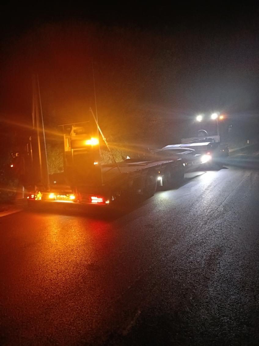 Gildertransport's tweet photo. One of our specialist low-loader vehicles hard @ work this week working in the road works down in Devon @ night #highwaysEngland #Trafficmanagement #roadworks #lowloaderhire https://t.co/FqpKTbx6xS