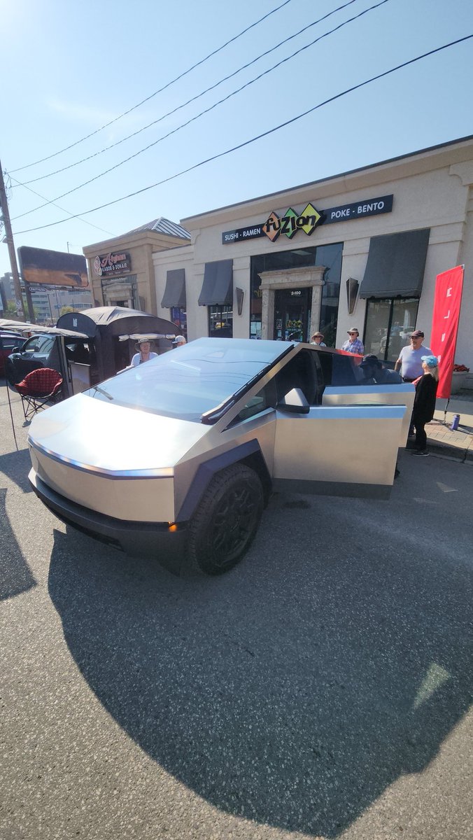 Cybertruck is downtown Saskatoon today for the Rock 102 Show and Shine! Come check it out 📐⚡