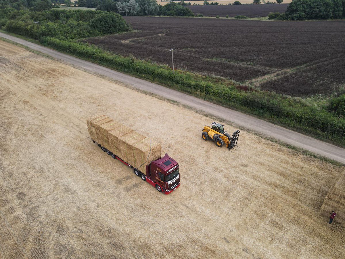 Gildertransport's tweet photo. Working out in the field #harvest #arable #backingbritishfarming #agriculture #agri #farming https://t.co/3vKuuv7g6e