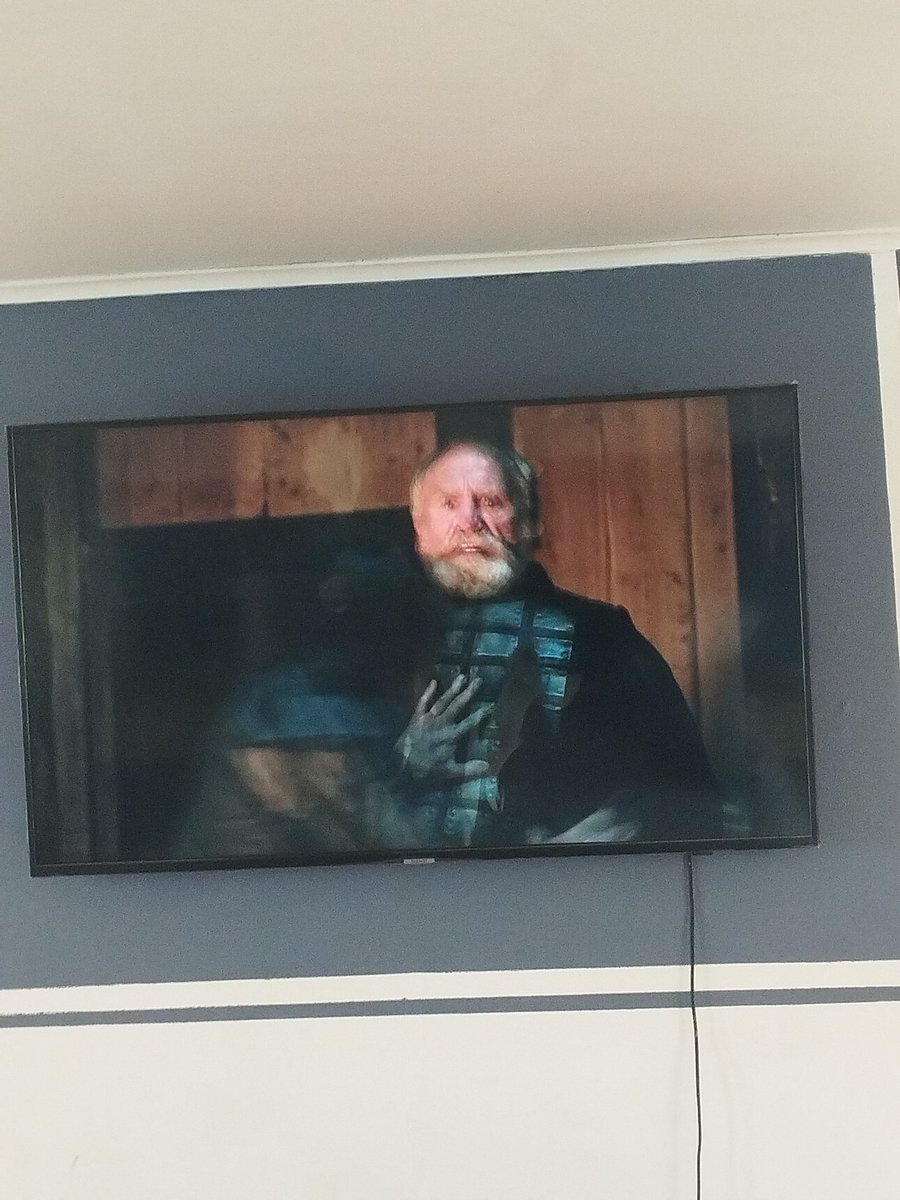 No sé por qué antes no quería ver Game Of thrones, ahora no puedo dejar de verla #GameOfThrones