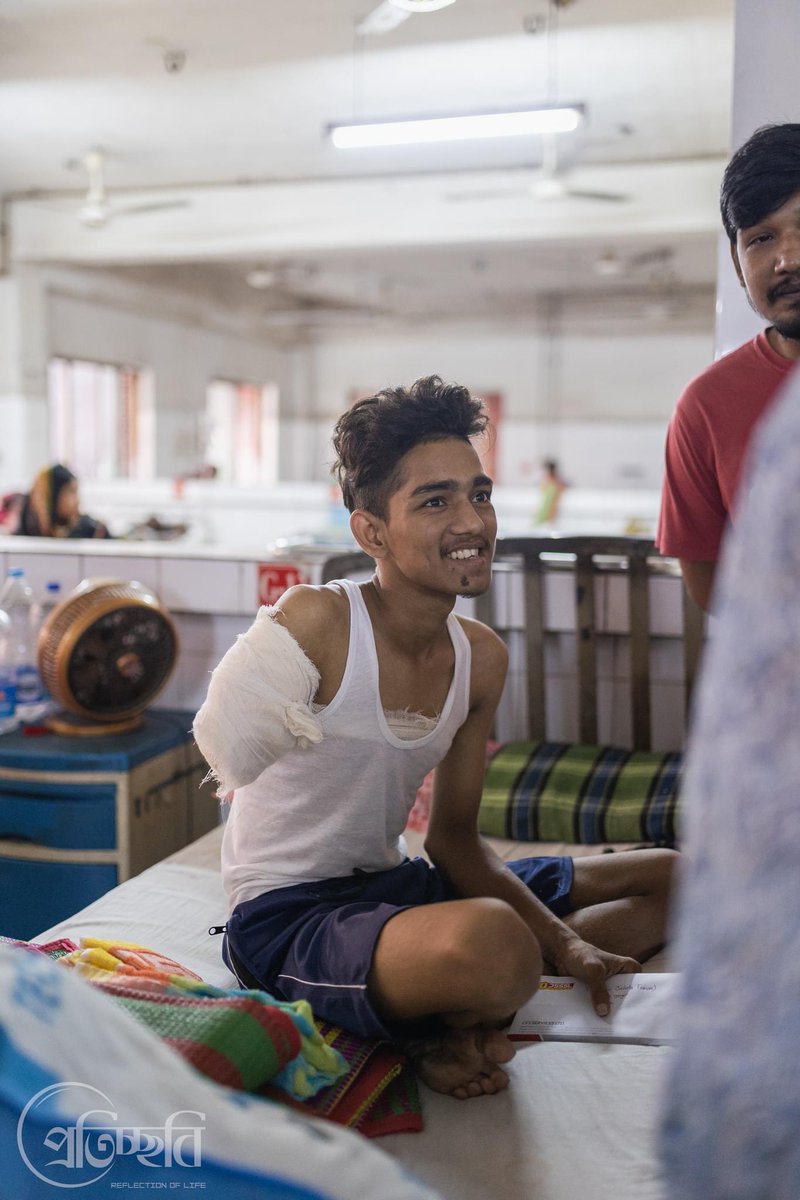 mehedi_cs's tweet photo. This is ATIKUL in the picture. He got shot at Azampur Uttara on 5th August late afternoon. As a result he got his right hand amputated. But he was no shortage of life today.All the time he was laughing and telling to us~

"আংকেল লাগলে আবার যামু।দরকার হইলে আরেকটা হাত হারামু" https://t.co/9Nt4cZUNy5