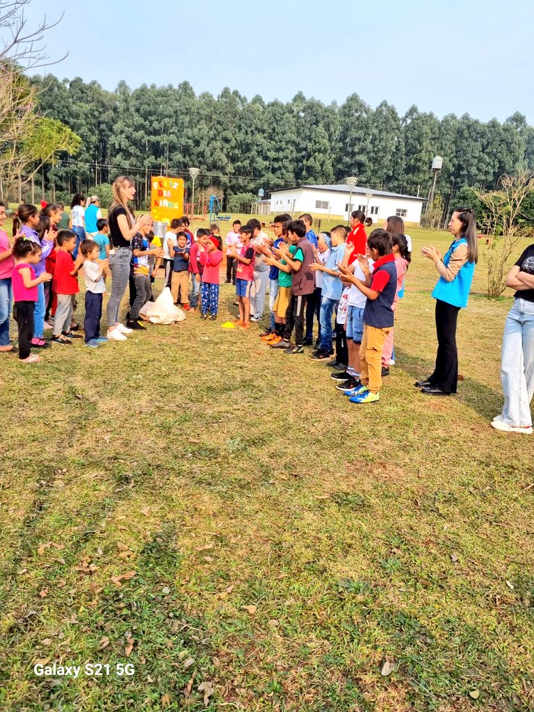 Sábado de chocolatada, facturas y juegos para los niños del barrio, junto a ADOMiS en Paraje Monyolito 2 Tres Capones.

¡Siempre AD❤️MIS! 
<a href="/cjdechat/">Christian Dechat</a>
<a href="/grillo141/">Ruben Dario</a>
<a href="/ADOMIS_Misiones/">ADOMIS_Misiones</a>
<a href="/maanmo2308/">Maria Morel</a> <a href="/BurtnikClaudia/">Claudia Burtnik</a>