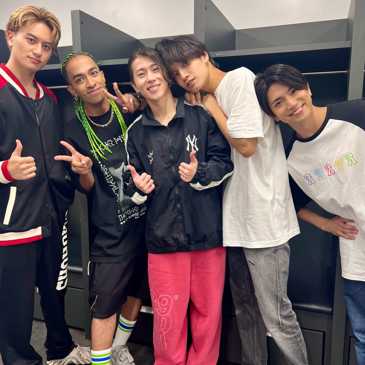 STARTO_INT's tweet photo. The members of #Aeǃgroup (#Aぇǃgroup) wrap up backstage following the incredible final show of their 2024 Debut Tour!

"We hope you can feel our excitement for this new start, and even more for what comes next!"❤️

#世界で1番AぇLIVE 
@Aegroupofficial https://t.co/h8545oE7ZB