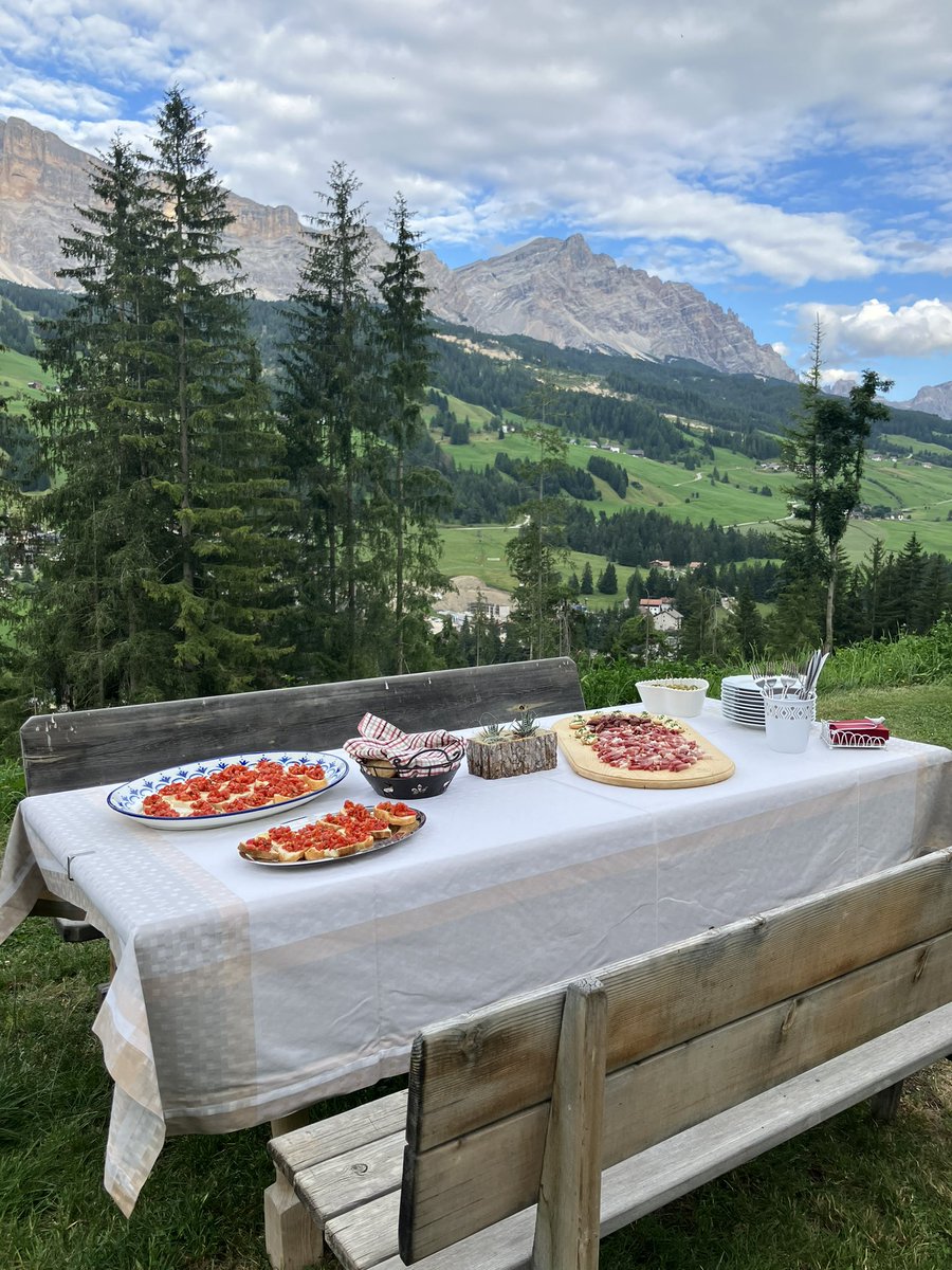 UnLugarEnItalia's tweet photo. La (sagrada) hora del aperitivo.🇮🇹Productos típicos (y de los infaltables) servidos en el jardín de nuestro hospedaje. Todo con esta vista. #ValBadia… qué más agregar 🫶🙌 https://t.co/w8wyo73xQ0