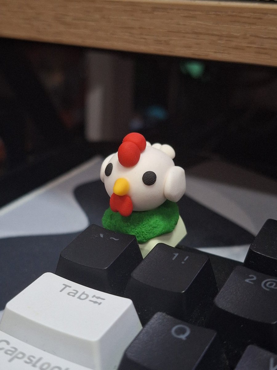 nixdepanini's tweet photo. LOOK AT MY CUTE LITTLE CHIKKIN KEYCAP🥺🥺🥺 THANK YOU FOR THIS @RosheeSushi i love himb 😭🐔 (had to transfer him to the arrow keys tho cause his head wouldn't fit under my desk😭) https://t.co/woJpig9Lsj