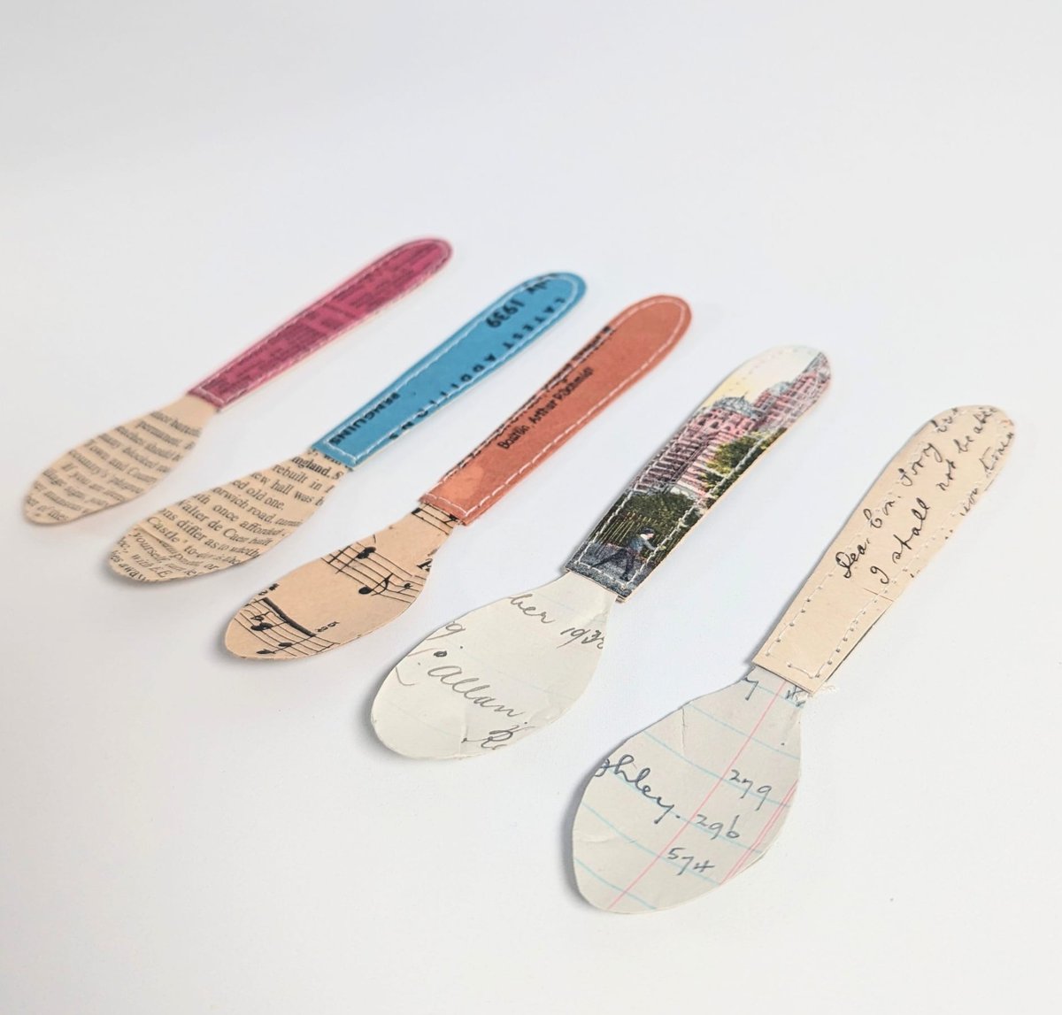 paperjennifer's tweet photo. More spoons just listed on my online shop: https://t.co/uZ3JaQw9ax
#jennifercollier #papersculpture #stitchedbook #stitchedpaper #recycledpaper #recycledbook #paperspoon #teaspoon #paperteaspoon #spoon https://t.co/Cn9c7ofPk8
