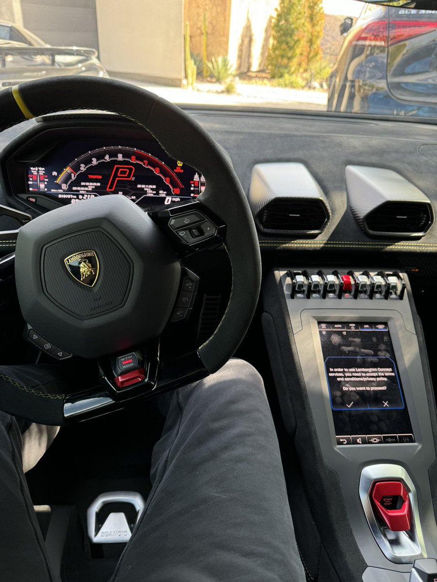 Umar_cassim7's tweet photo. Watches and cars, a man’s happiness 🔑 https://t.co/QnxxJtTJas