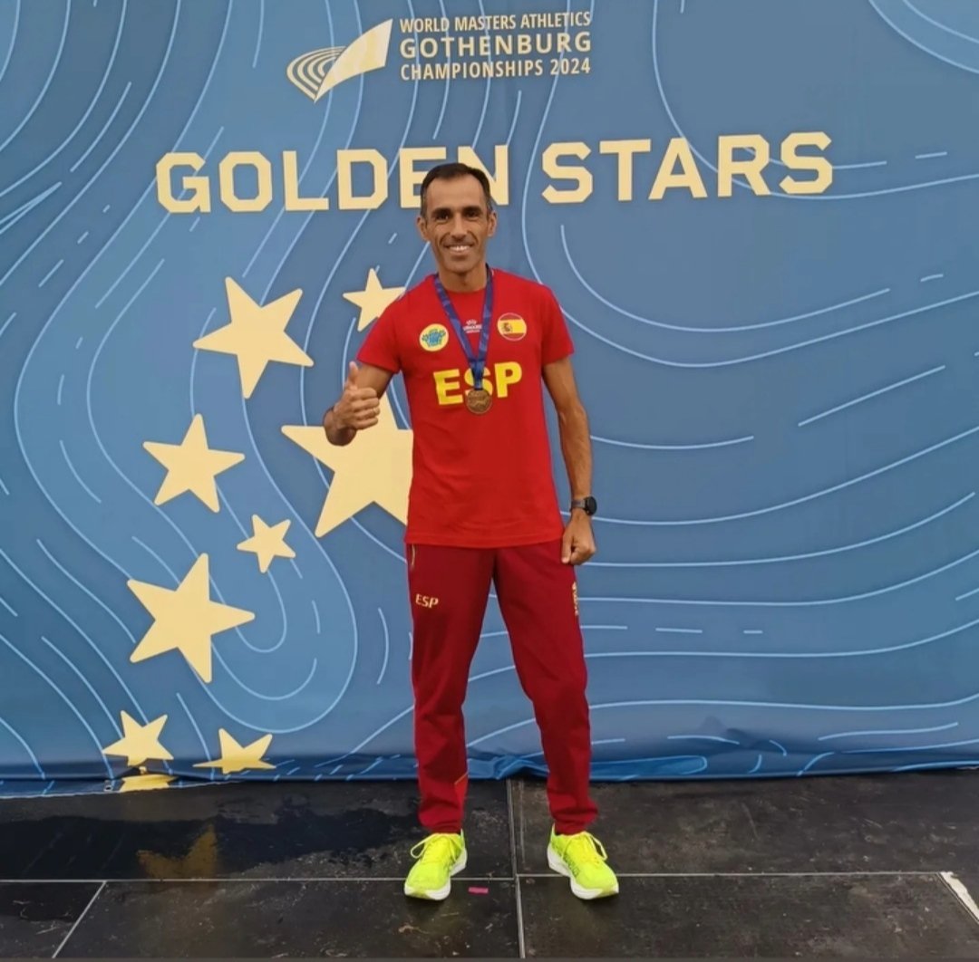 ATLSANILDEFONSO's tweet photo. 2a. Medalla en el Mundial Máster de Göteborg y en esta ocasión, ¡ORO!

PEDRO VEGA B. @GUADADEPORTES (@ATLSANILDEFONSO), CAMPEÓN DEL MUNDO M-40 en 10K. en Ruta.

Tras la PLATA en 5.000, ahora ORO en 10K. Y el martes, última prueba del Mundial: Cross.
¡IMPRESIONANTE, PEDRO! https://t.co/TlcTBYmFzA