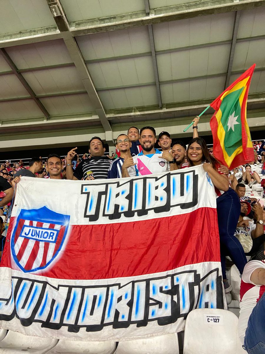 Lsaave32's tweet image. #TribuJuniorista siempre acompañando y alentando a nuestros amado @JuniorClubSA gracias a los amigos de @Koalicion1924