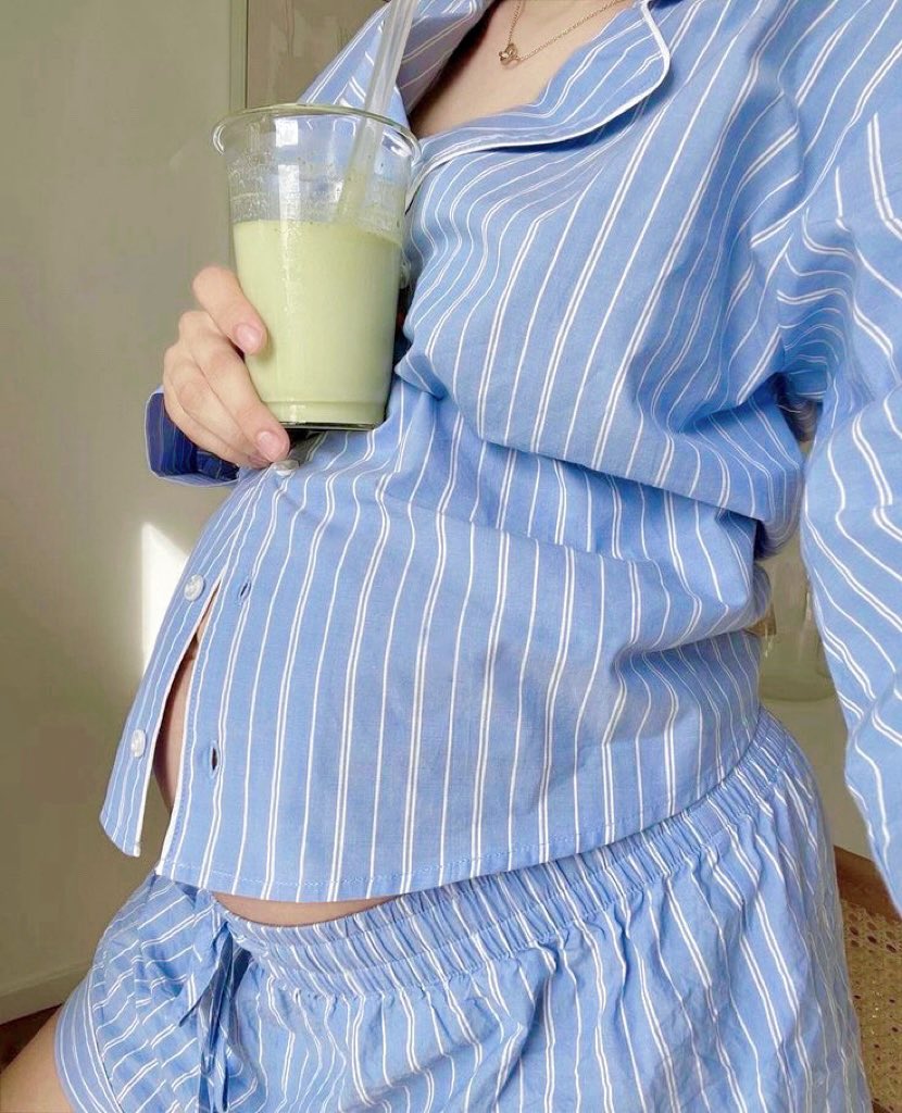 dearysn's tweet photo. cw // mpreg

it was two am when ys’s pregnancy cravings woke him up. with a hungry belly and big, pleading eyes, he got sn out of bed. even though it was super late, sn, in his cozy matching pajamas, headed to the nearest mini market to buy the ingredients for ys’s cravings— https://t.co/yW32B7utrW