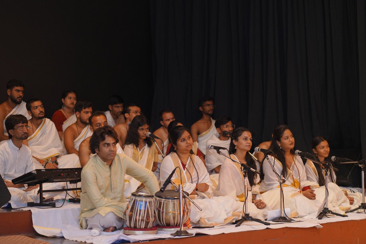 पद्म भूषण श्रीएम से अभिनेता नितीश भारद्वाज ने किया रोचक संवाद।