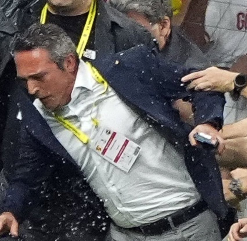 BURAK KIZILHAN'IN YAPMIŞ OLDUĞU AÇIKLAMALARIN CAMİASI ve KENDİSİ İLE ÇELİŞKİLERİNİ SIRASI İLE TEK TEK AÇIKLAYALIM:

1- "Stat dışında forma yakılması nerede görülmüş?" şeklinde bir cümle ile başladı ki daha geçen sene Icardi formasını yakan Fenerbahçe taraftarları vardı, o halde