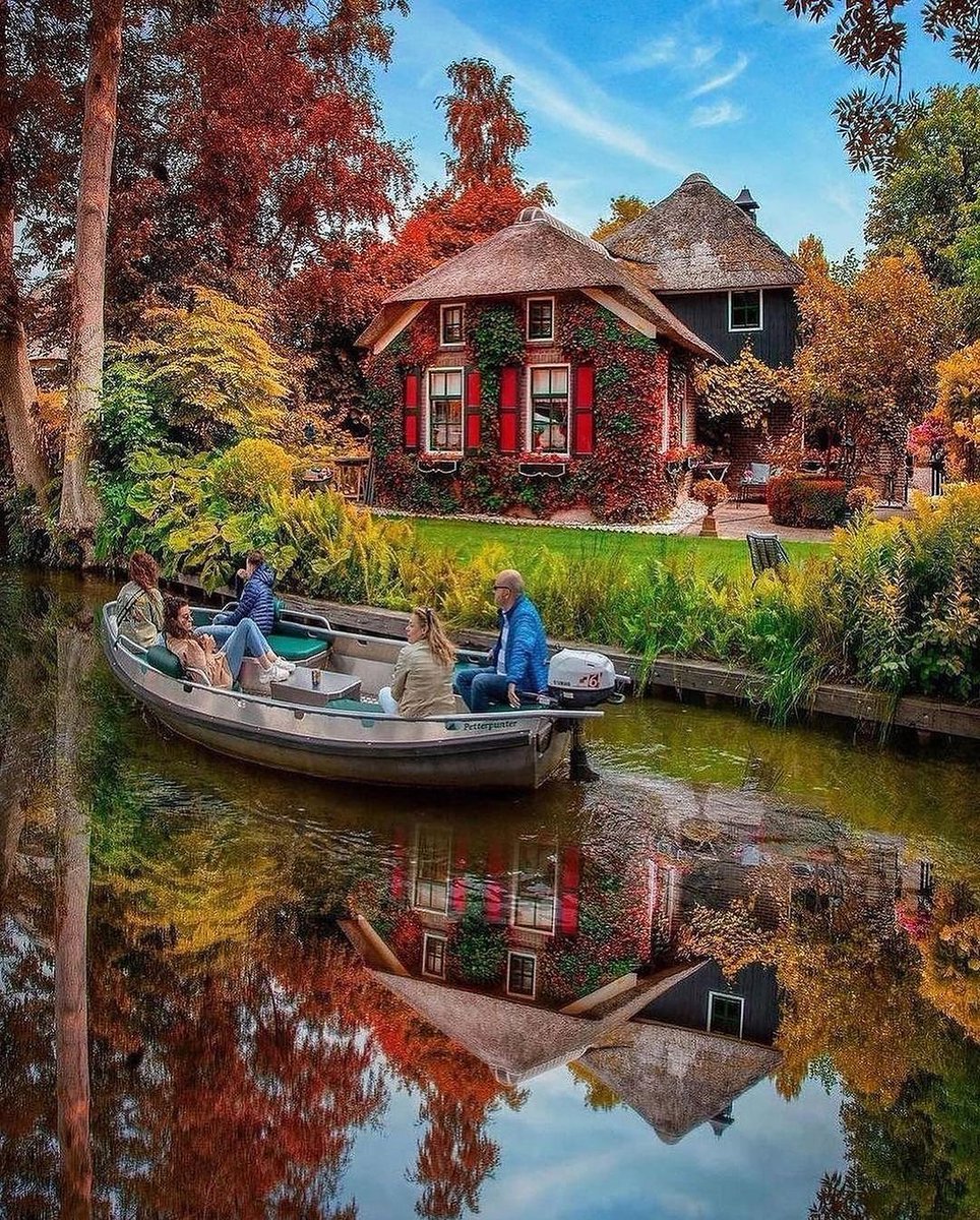 evrenseImerak's tweet photo. 11. Giethoorn Köyü. Hollanda. 🇳🇱

Genellikle "Hollanda'nın Venedik'i" olarak anılan bu fotojenik köyde yol veya araba yoktur, sadece büyüleyici saz çatılı evler ve sakin kanallar vardır. İnsanlar çoğunlukla tekneyle veya yürüyerek seyahat eder. https://t.co/WJ87XTWbdS