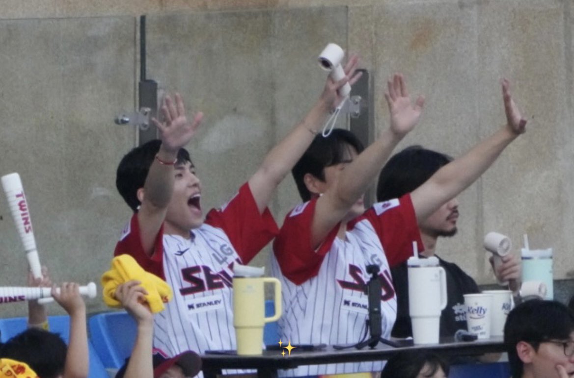 아 진짜 귀엽다 동숲에서 야구경기 보러간거 같아