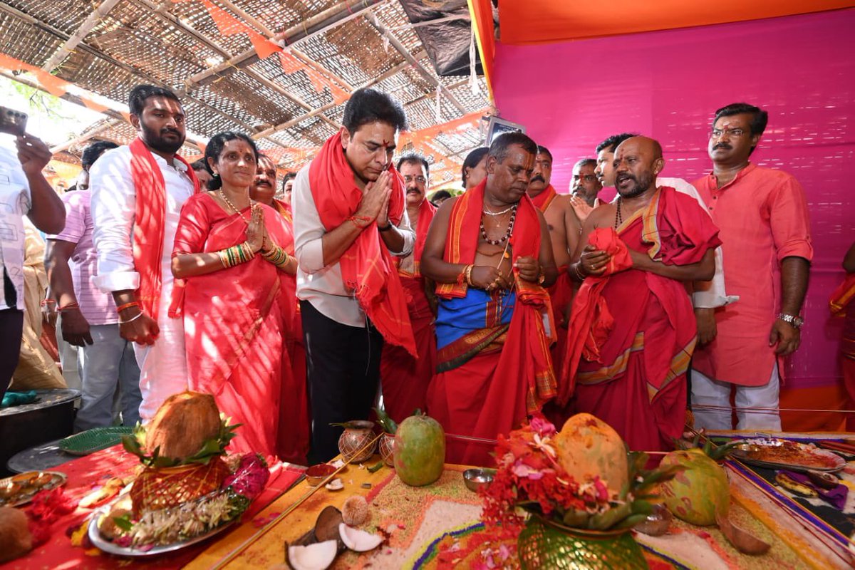 KTRBRS's tweet photo. Prayed for the well being of distressed power loom weavers today at the “Aayata Chandi Yagam” organised by Siricilla padmashaali association 

Hope the Govt comes to its senses and comes to the rescue of weavers in Telangana https://t.co/u4ycXk3H1J