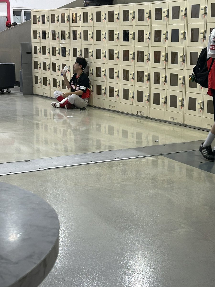 오늘 옆동네 경기 구경갔는데 기아응원단장님께서 여기에 널브러져 계셨음ㅠㅠㅠㅠ모든 응원단장님들 파이팅입니다ㅠㅠㅠ