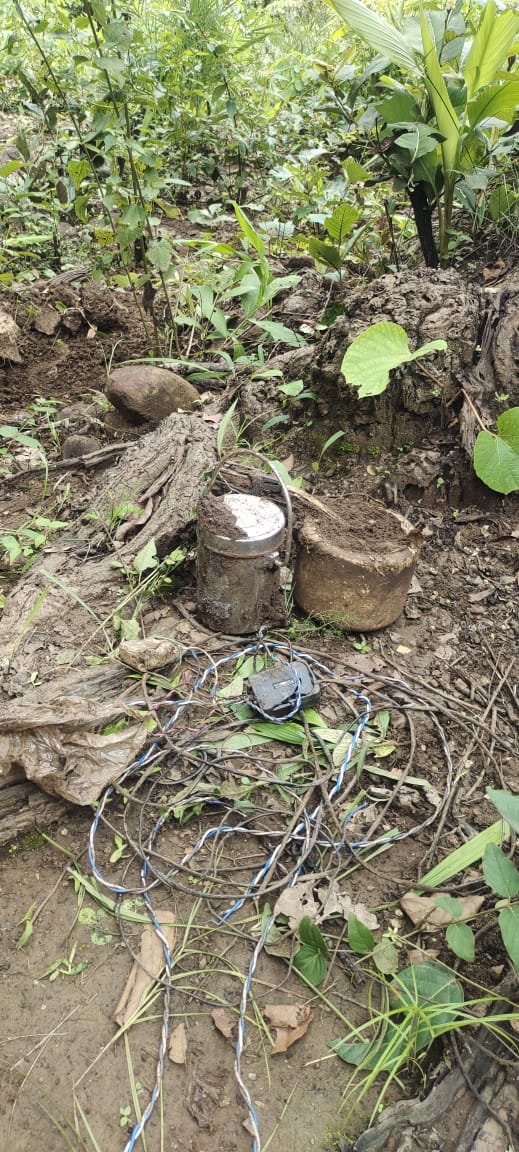 ITBP_official's tweet photo. #AchievementAlert
The joint RSO team of 29 Bn #ITBP Kondagaon (CG) & DRG recovered two 2 kg IEDs at Murum khadan near COB Dhanora in the Amdaighati-Dhanora-Orchha axis, Narayanpur (CG). Both IEDs were safely disposed of by the BDDS team.
#HIMVEERS
#Area_De_mining_Operation https://t.co/X7Dh3UKtwG