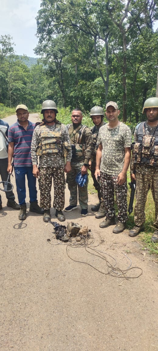 ITBP_official's tweet photo. #AchievementAlert
The joint RSO team of 29 Bn #ITBP Kondagaon (CG) & DRG recovered two 2 kg IEDs at Murum khadan near COB Dhanora in the Amdaighati-Dhanora-Orchha axis, Narayanpur (CG). Both IEDs were safely disposed of by the BDDS team.
#HIMVEERS
#Area_De_mining_Operation https://t.co/X7Dh3UKtwG