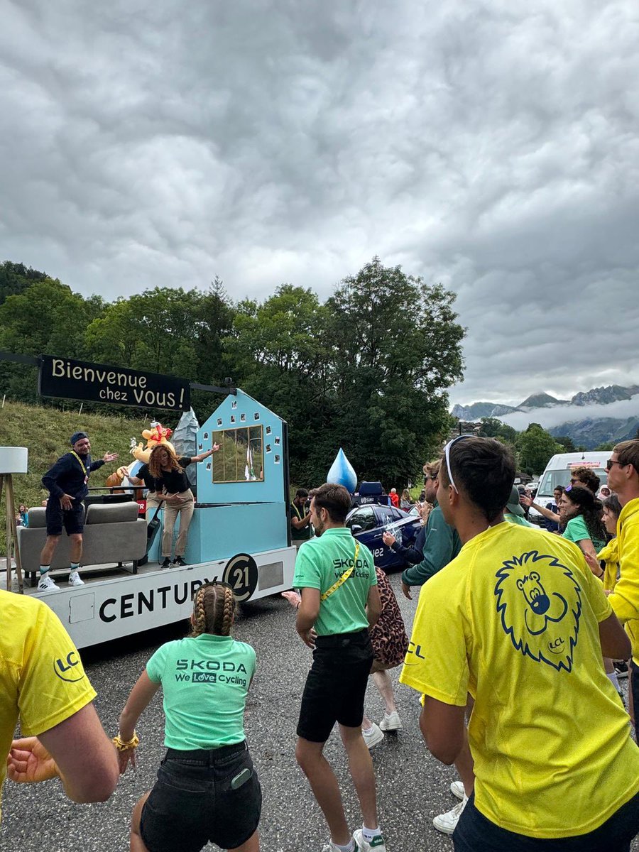 century21fr's tweet photo. 💛𝗧𝗗𝗙𝗙 𝟮𝟬𝟮𝟰 - 𝗘𝘁𝗮𝗽𝗲 8 💛 
Dernière étape aujourd’hui, direction Alpe d’Huez, quel accueil pour nos équipes💪 
𝗖𝗘𝗡𝗧𝗨𝗥𝗬 𝟮𝟭, 𝗙𝗼𝘂𝗿𝗻𝗶𝘀𝘀𝗲𝘂𝗿 𝗢𝗳𝗳𝗶𝗰𝗶𝗲𝗹 𝗱𝘂 𝗧𝗼𝘂𝗿 𝗱𝗲 𝗙𝗿𝗮𝗻𝗰𝗲 𝗙𝗲𝗺𝗺𝗲𝘀 𝗮𝘃𝗲𝗰 𝗭𝘄𝗶𝗳𝘁  
#TDFF2024 #WatchTheFemmes https://t.co/JnRZdpwbbH