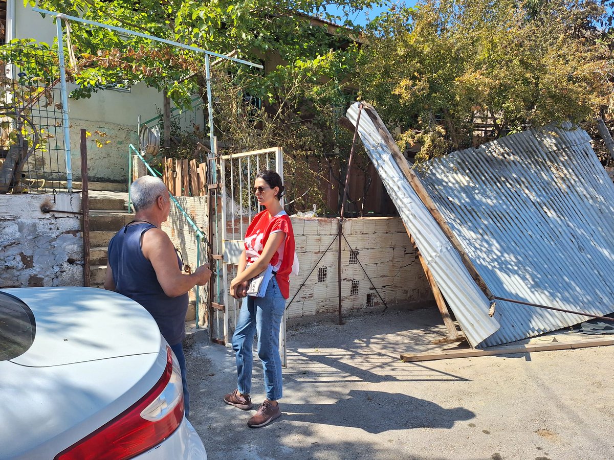 IzmirTkp's tweet photo. İzmir'de yangının 4. günü. Yangından etkilenen mahalleleri, yurttaşlarımızı kapı kapı dolaşarak ziyaret ediyoruz. Yaralarımızı dayanışmayla saracak, kayıplarımızın hesabını hep birlikte soracağız.

📍Onur Mahallesi, #Doğançay https://t.co/IdeEWDKajO