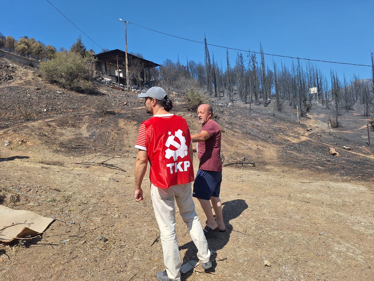 IzmirTkp's tweet photo. İzmir'de yangının 4. günü. Yangından etkilenen mahalleleri, yurttaşlarımızı kapı kapı dolaşarak ziyaret ediyoruz. Yaralarımızı dayanışmayla saracak, kayıplarımızın hesabını hep birlikte soracağız.

📍Onur Mahallesi, #Doğançay https://t.co/IdeEWDKajO